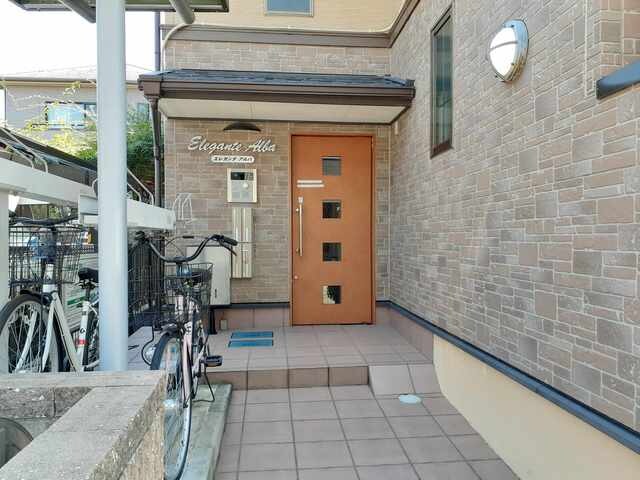 物件外観写真2　(清潔なエントランスです)