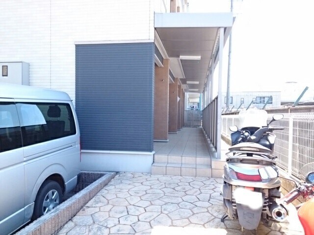 物件外観写真2　(清潔なエントランスです)
