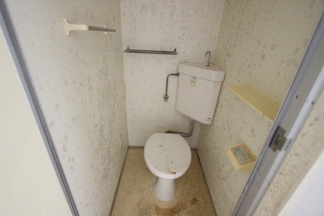 物件内観写真10　(落ち着いた色調のトイレです)