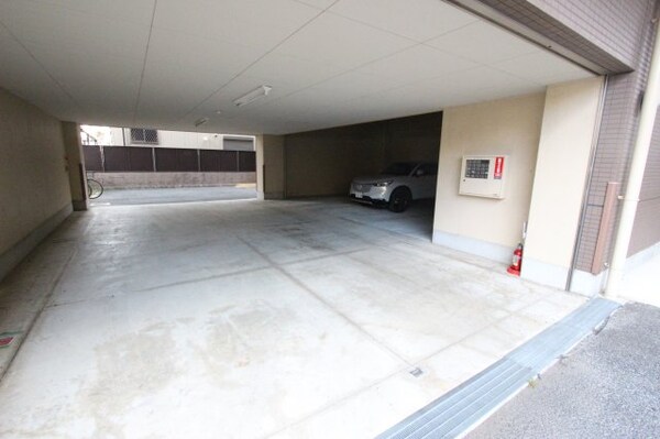 駐車場(車をお持ちの方に嬉しい駐車場付きの物件です)