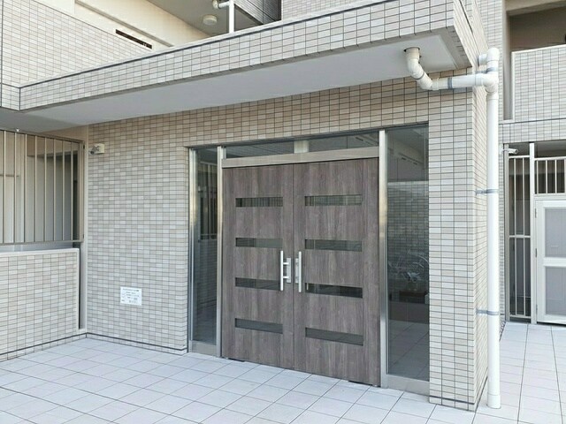 物件外観写真2　(清潔なエントランスです)
