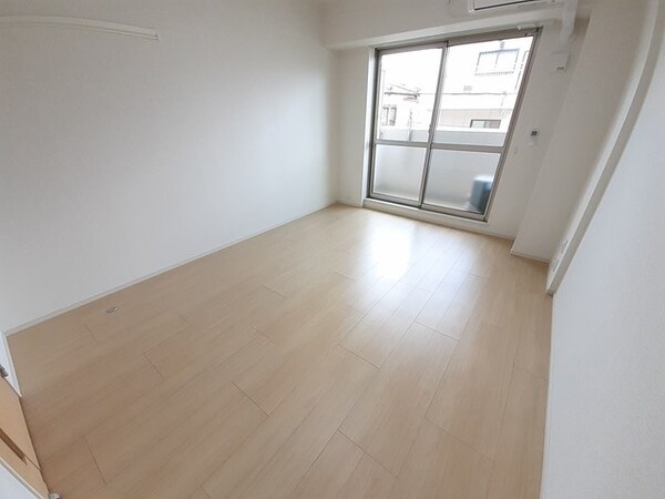 寝室(落ち着いて過ごせるお部屋なので、寝室にいかがでしょうか)