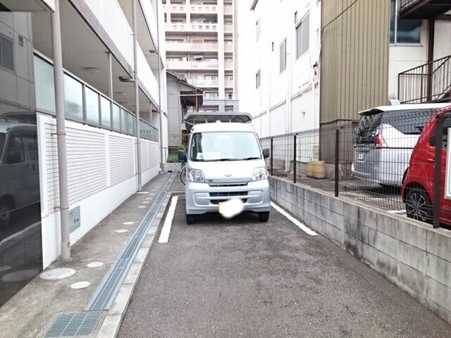 物件外観写真2　(車をお持ちの方に嬉しい駐車場付きの物件です)