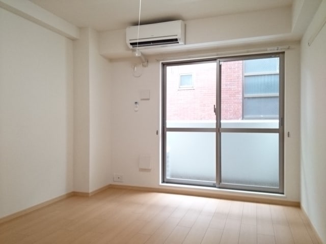 物件内観写真3　(こちらの居間で趣味の時間をお楽しみください)