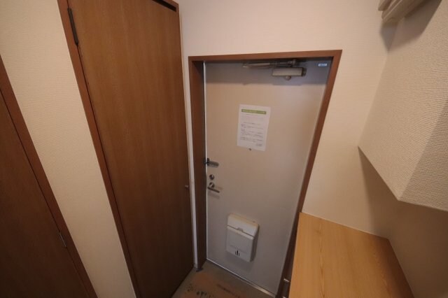 物件内観写真9　(収納もある玄関です)