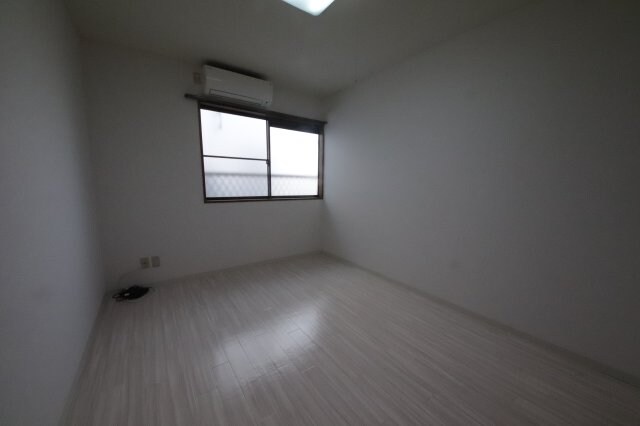 物件内観写真25　(こちらの居間で趣味の時間をお楽しみください)