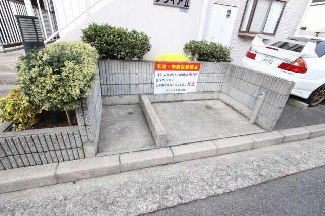 物件外観写真2　(清潔なエントランスです)