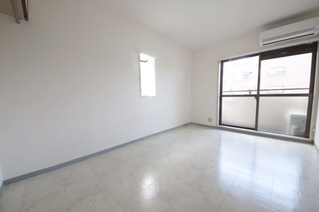 物件内観写真6　(ゆったり過ごせる居間です)