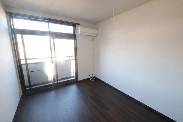 物件内観写真3　(こちらの居間で趣味の時間をお楽しみください)