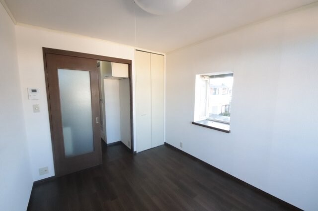 物件内観写真14　(広くて明るい寝室)