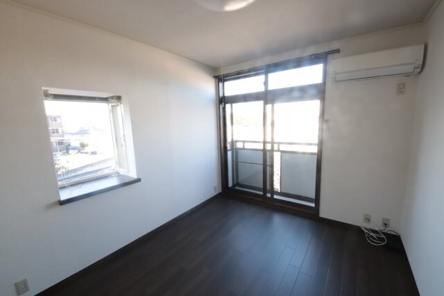 物件内観写真17　(ゆったりとした居間です)