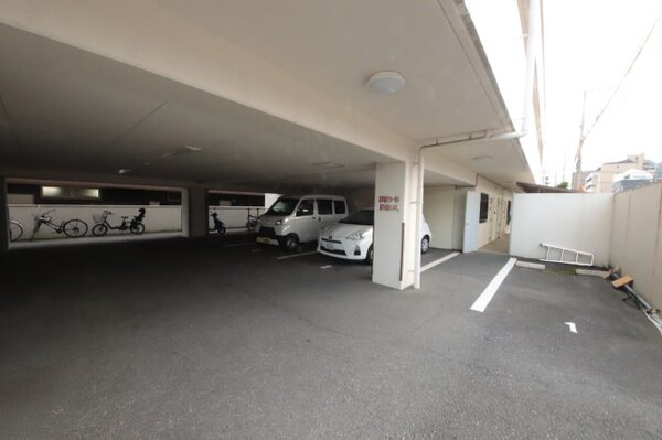 駐車場(駐車場があるので、車を買う予定の方も安心です)