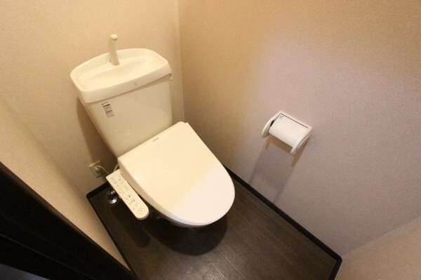 トイレ(落ち着いた色調のトイレです)