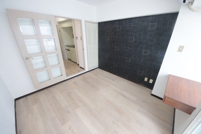 物件内観写真20　(開放的な寝室です)