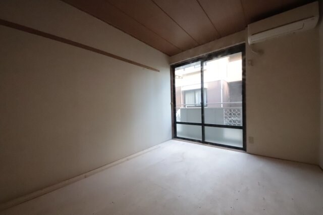 物件内観写真14　(こちらのリビングで趣味の時間をお楽しみください)