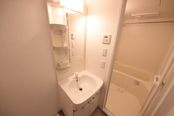 独立洗面台(独立洗面台あり、毎朝おしゃれに忙しい女性の方におすすめです)