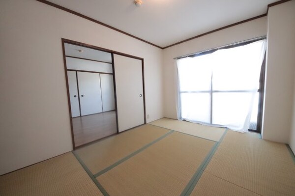 和室(和室ならではの温かな和の空間で寛ぎの時間を過ごせます)