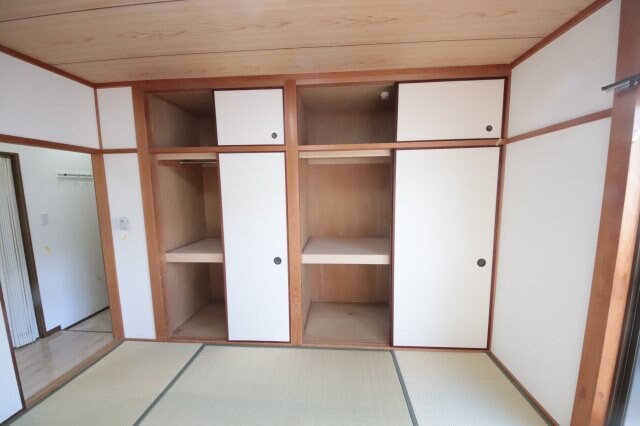 物件内観写真13　(和室がひろがる居住スペース)