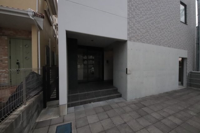 物件外観写真2　(落ち着いたエントランスです)