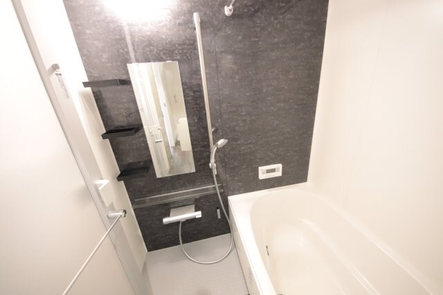 物件内観写真5　(日々の疲れを癒すお風呂付です)