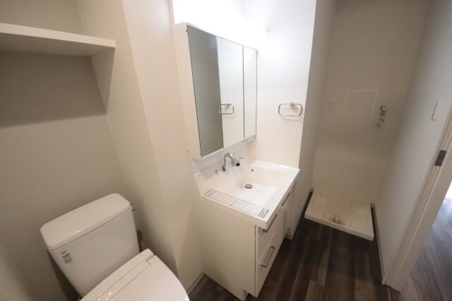 物件内観写真8　(広い洗面スペース)