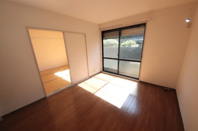 物件内観写真5　(こちらの居間で趣味の時間をお楽しみください)