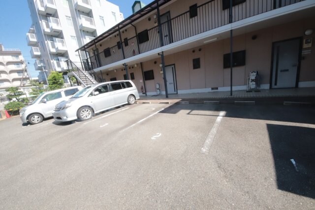 物件外観写真3　(駐車場があるので、車を買う予定の方も安心です)