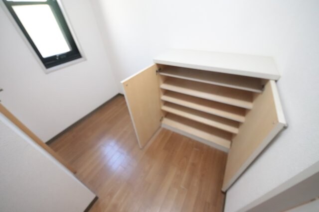 物件内観写真10　(大きなスペースがあり、収納には困りません)