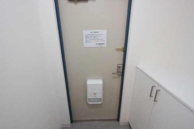 物件内観写真8　(明るい玄関です)