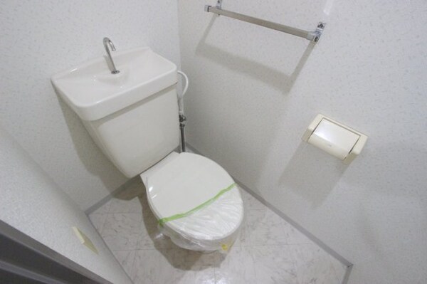 トイレ(落ち着いた色調のトイレです)