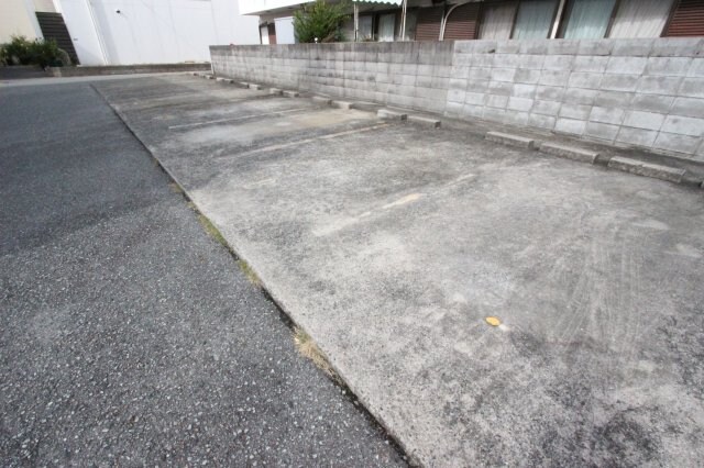物件外観写真2　(駐車場です)