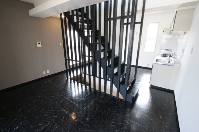 物件内観写真5　(おしゃれな居間です)