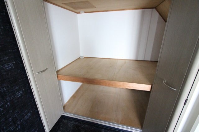 物件内観写真10　(大きなスペースがあり、収納には困りません)