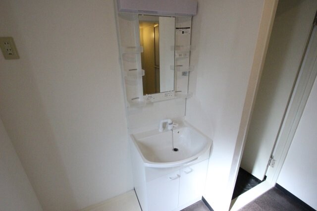 物件内観写真13　(明るい洗面所です)