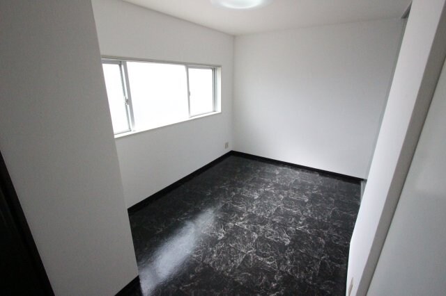 物件内観写真21　(明るい洋室です)