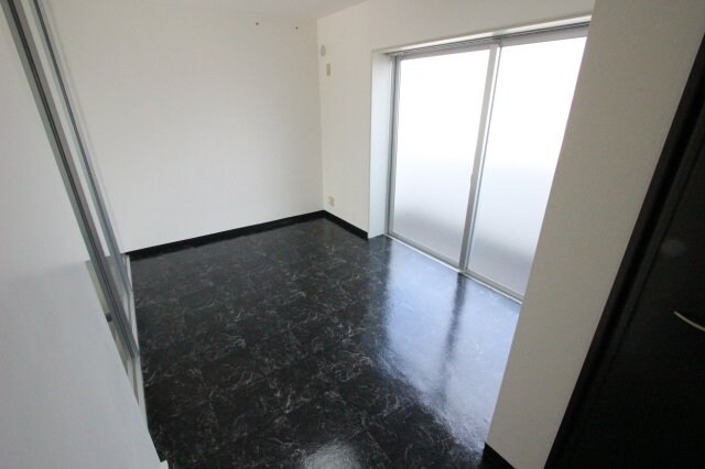 物件内観写真22　(落ち着いた色調の寝室です)