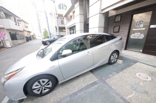 駐車場(車をお持ちの方に嬉しい駐車場付きの物件です)