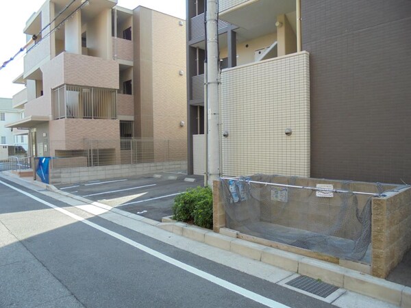 駐車場(駐車場に車を止められます)