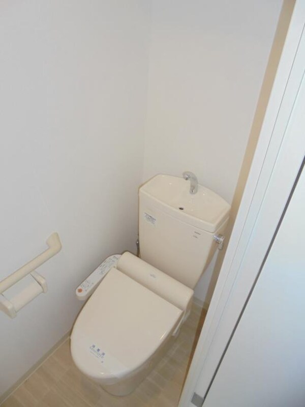 トイレ(落ち着いた色調のトイレです)