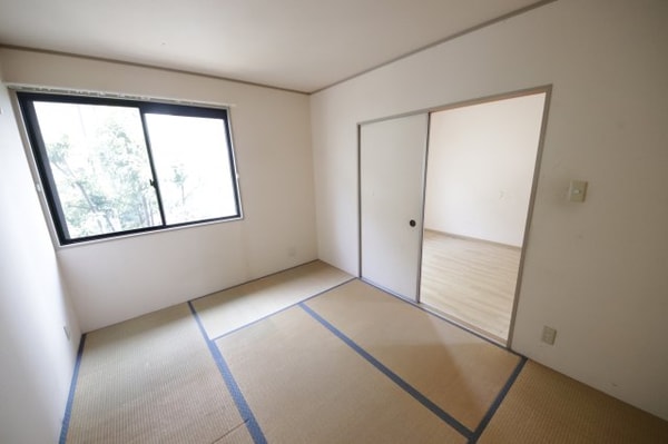 和室(来客時にも便利な和室付き)