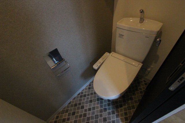 物件内観写真9　(ゆったりとした空間のトイレです)