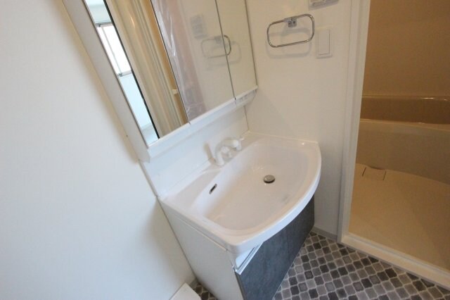 物件内観写真15　(コンパクトで使いやすい洗面所)