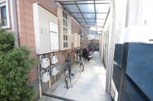 物件外観写真3　(落ち着いたロビーです)