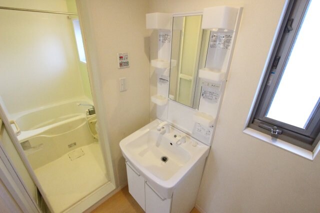 物件内観写真13　(ゆったりとスペースのある洗面所)