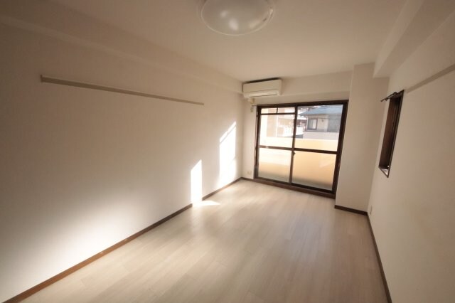 物件内観写真5　(ゆったり過ごせる居間です)