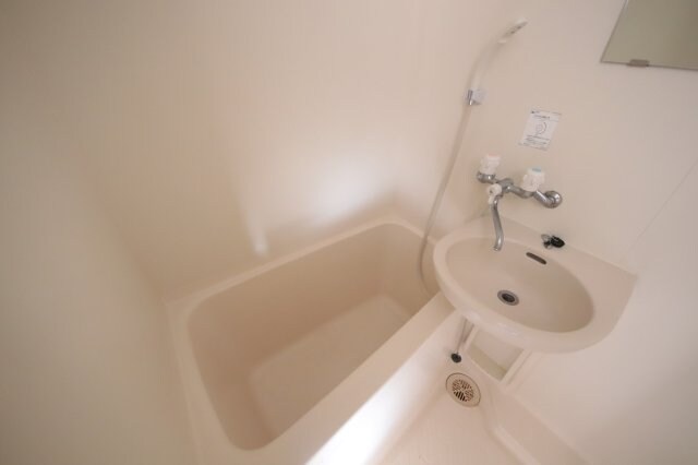 物件内観写真6　(日々の疲れを癒すお風呂付です)