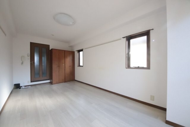 物件内観写真21　(こちらのリビングで趣味の時間をお楽しみください)