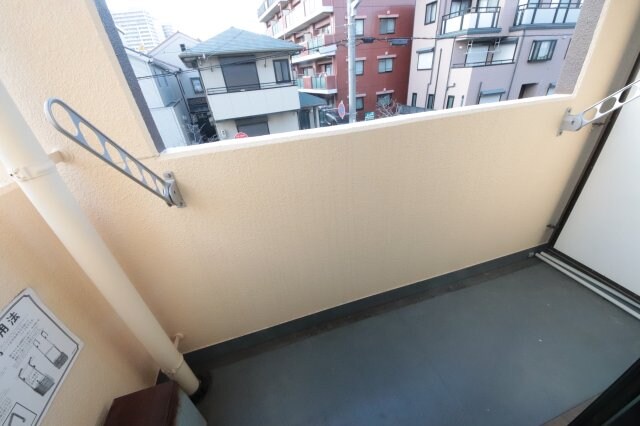 物件内観写真23　(お洗濯にも便利なバルコニー付き)