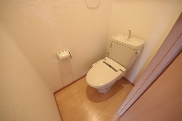 トイレ(落ち着いた色調のトイレです)