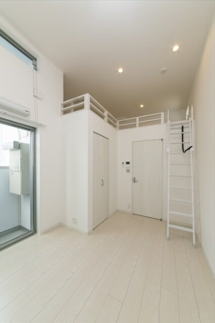 物件内観写真8　(同社施工例です。こちらの居間で趣味の時間をお楽しみください)